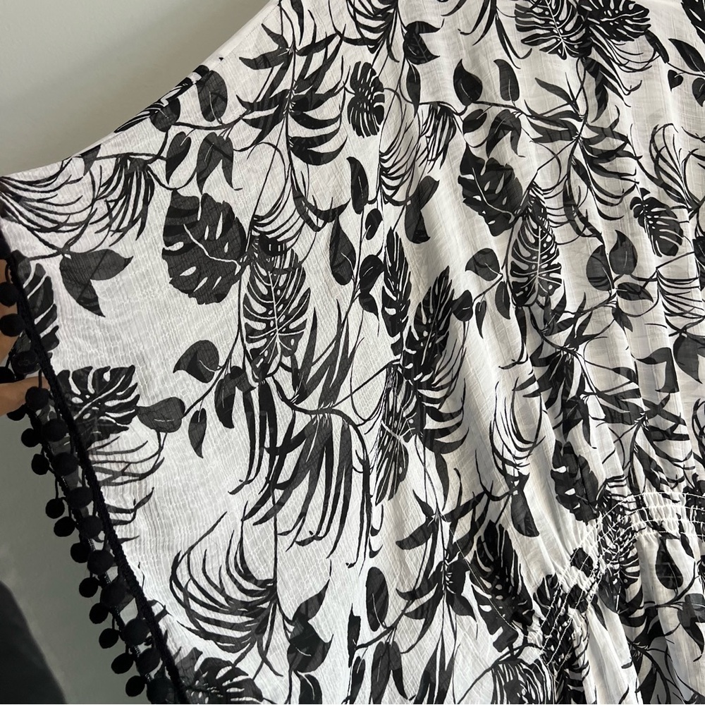 NWT Vince Camuto Women's Floral Lagoon V-Neck Poncho Blouse Size S Black White - Picture 6 of 12